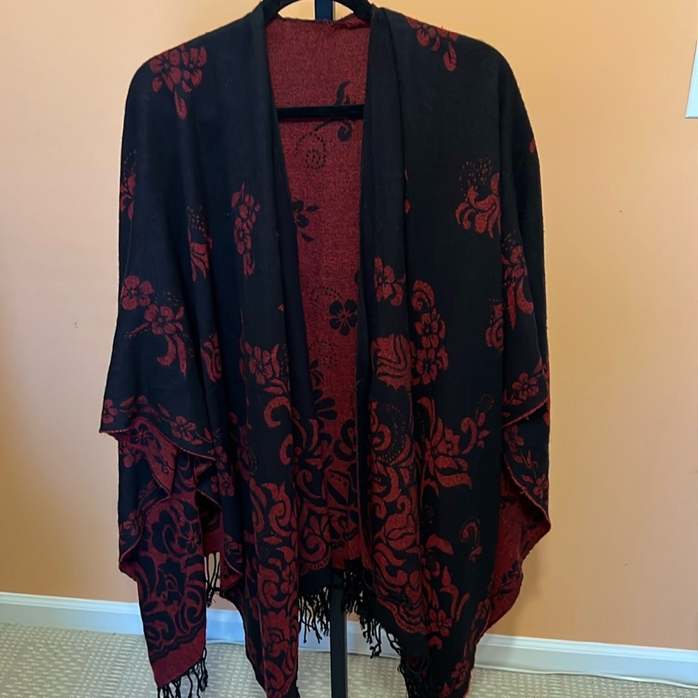 Reversible damasks pattern shawl with fringe One Size